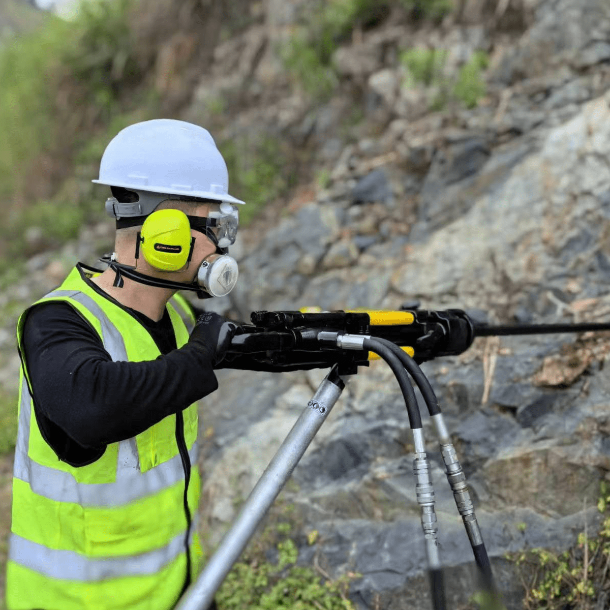 液压凿岩机